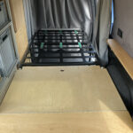 MobileMiniCamper Mercedes Citan - das Easybed ausgeklappt mit 2 m Liegefläche.
