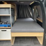 MobileMiniCamper Mercedes Citan - Sitzbank mit darunter eingebauten Easybed das ausgeklappt 2 m Liegefläche bietet. 2 Komponentenmatratze mit einem harten und weichen Kern.