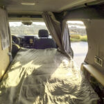 MobileMiniCamper Mercedes Citan - Sitzbank mit darunter eingebauten Easybed das ausgeklappt 2 m Liegefläche bietet. 2 Komponentenmatratze mit einem harten und weichen Kern.