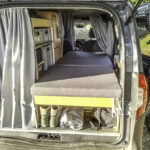 MobileMiniCamper Mercedes Citan - Sitzbank mit darunter eingebauten Easybed das ausgeklappt 2 m Liegefläche bietet. 2 Komponentenmatratze mit einem harten und weichen Kern.