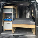 MobileMiniCamper Mercedes Citan - Sitzbank mit darunter eingebauten Easybed das ausgeklappt 2 m Liegefläche bietet.