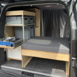 MobileMiniCamper Mercedes Citan - Gaskocher der nach hinten auf einem Vollauszug montiert ist.