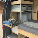 MobileMiniCamper Mercedes Citan - Gaskocher der nach hinten auf einem Vollauszug montiert ist.
