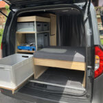 MobileMiniCamper Mercedes Citan - seitlicher Kasten mit Schütten, teilweise auf Vollauszugschiene nach hinten ausziehbar und verriegelbar.
